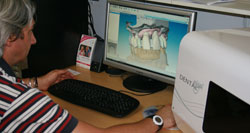 Postazione CAD CAM con operatore